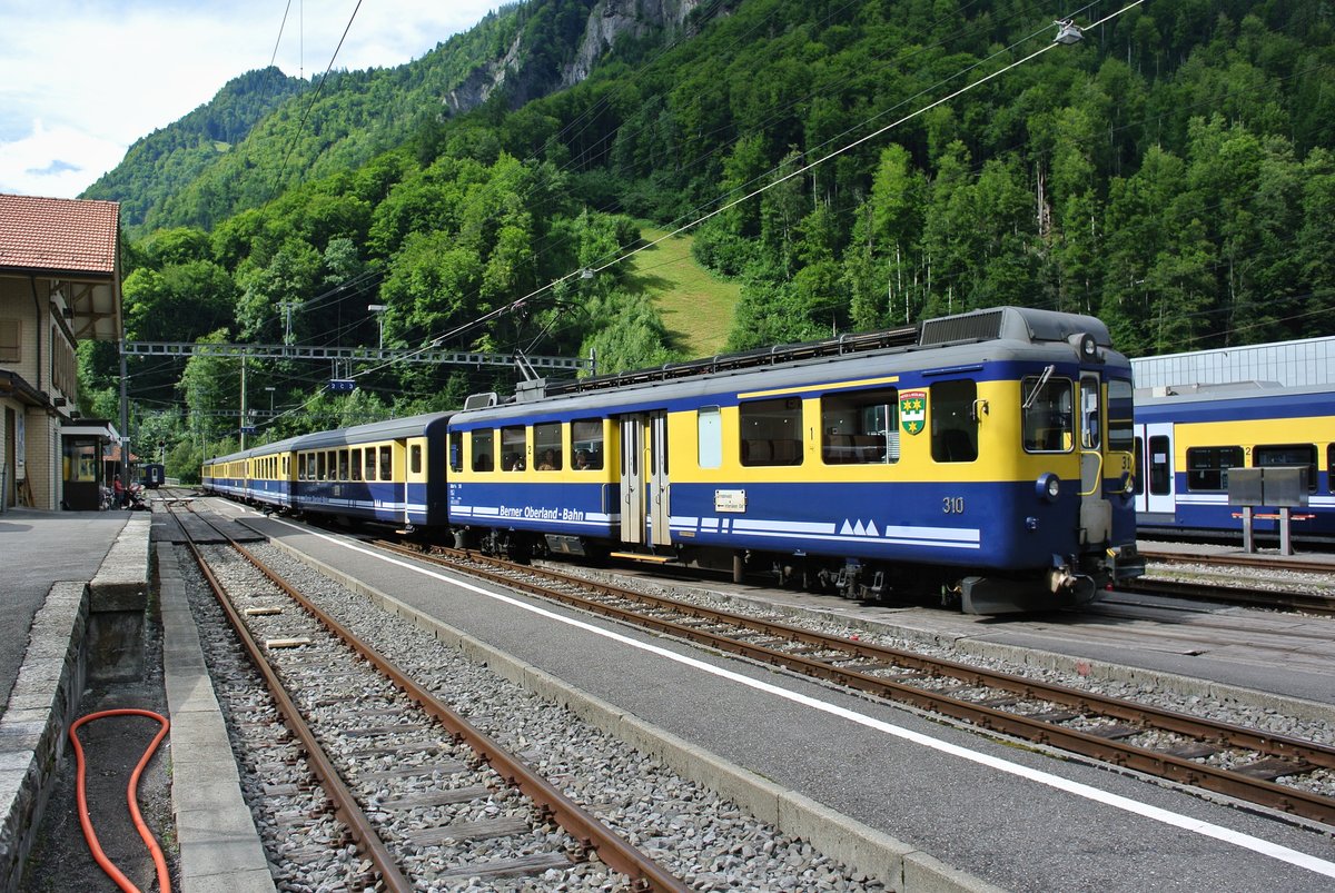 ABeh 4/4 310 mit Regio aus Grindelwald in Zweiltschinen, 29.07.2017.

