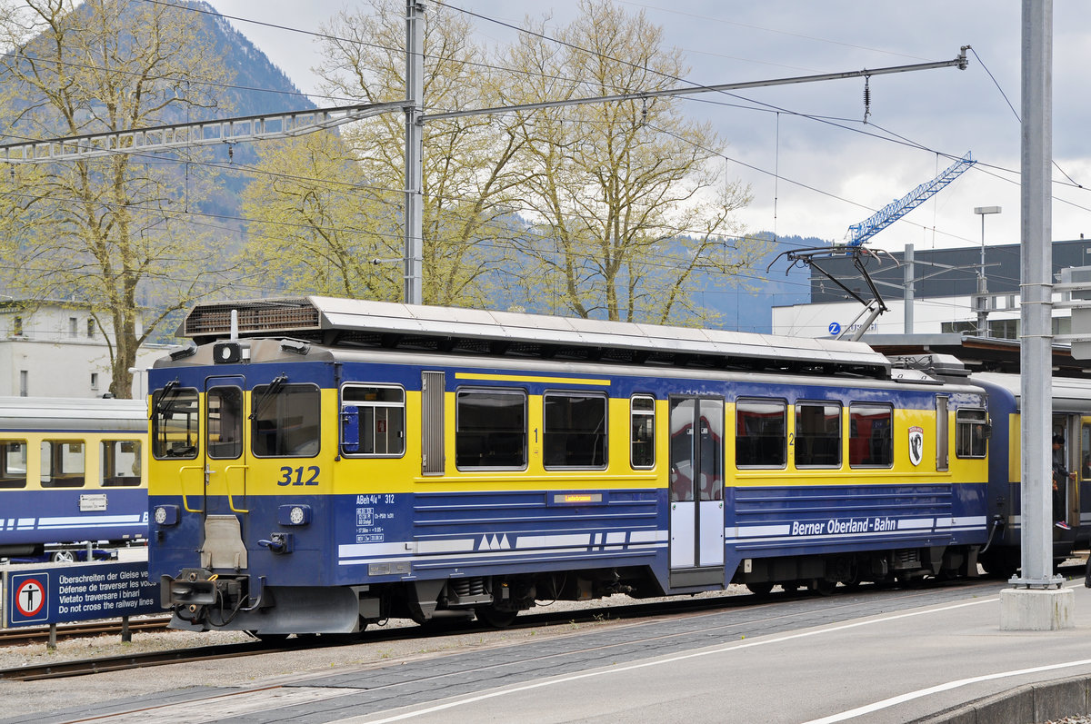 ABeh 4/4 II 312 der Berner Oberland Bahn wartet beim Bahnhof Interlaken Ost. Die Aufnahme stammt vom 17.04.2017.