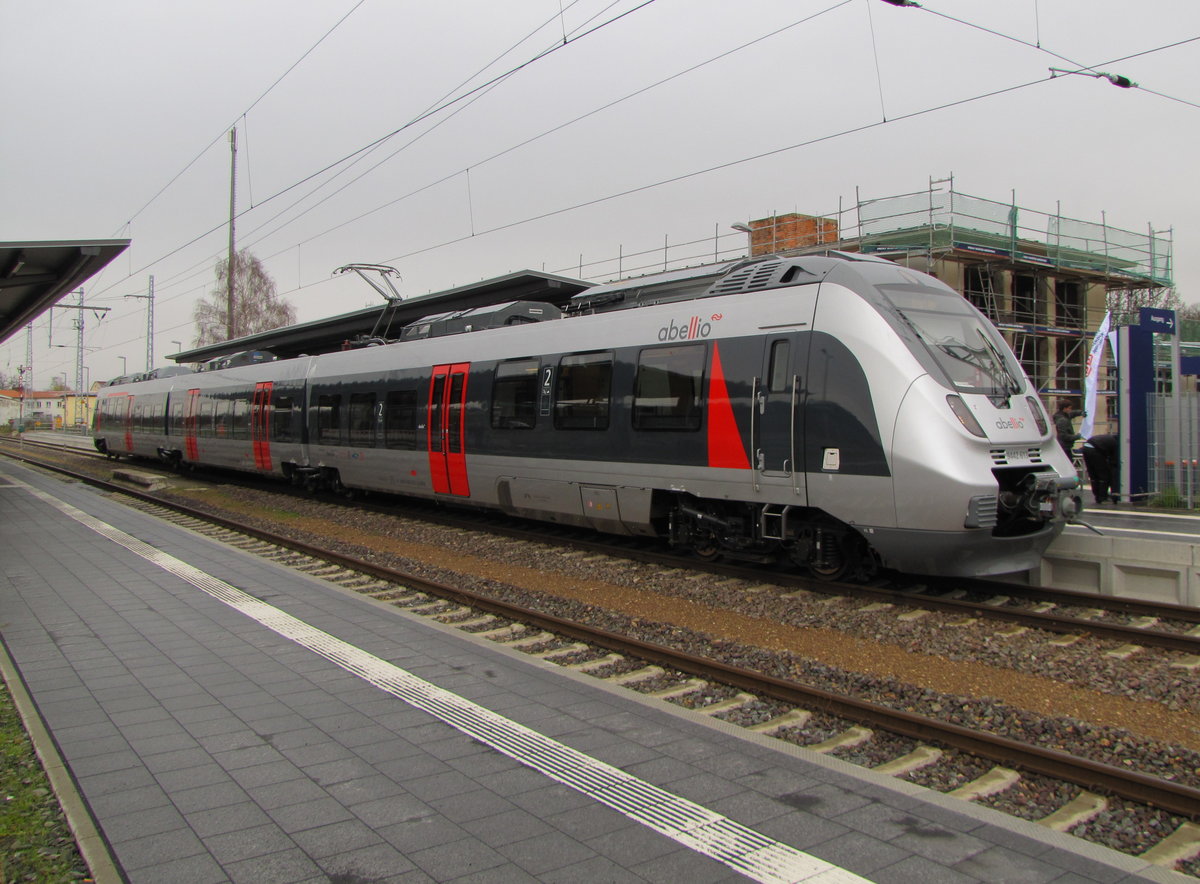 abellio 9442 613 als RB 16373 nach Erfurt Hbf, am 23.11.2015 in Sangerhausen.
