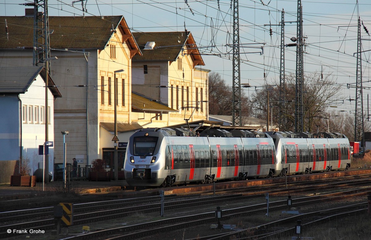 Abellio ABRM 9442 109 / 609 + 9442 112 / 612 (Baujahr 2015, Bombardier) als RE 73928 + 73980 Bitterfeld - Leinefelde + Bitterfeld - Sangerhausen, KBS 590 Halle (Saale) - Nordhausen, fotografiert am Empfangsgebäude Bf. Lutherstadt Eisleben am 26.12.2015