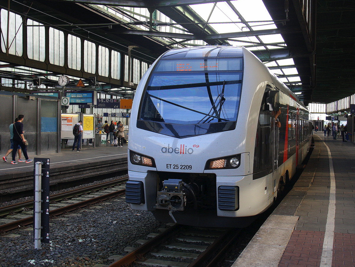 abellio ET 25 2209 als RB35 von Mönchengladbach-Hbf nach Wesel und steht im Duisburger-Hbf. 
Aufgenommen vom Bahnsteig in Duisburg-Hbf.
Bei Sommerwetter am Abend vom 26.7.2017. 