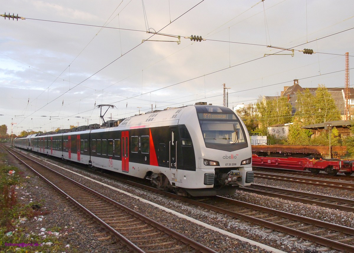 Abellio-ET25_2208+ET25_2305 sind als Doppeltraktion unterwegs auf der Linie RE19 Rhein-IJssel-Express als Zug ABR20029 von Arnhem-Centraal 15:44 über Emmerich nach Düsseldorf-Hbf 17:53.
Die Triebzüge sind  dreisystemfähige fünfteilige Stadler Flirt 3, die in Deutschland und in den Niederlanden verkehren können. Sie werden von Abellio Rail NRW, einer Tochter der Nederlandse Spoorwegen, betrieben.

2017-10-21 Düsseldorf-Rath
