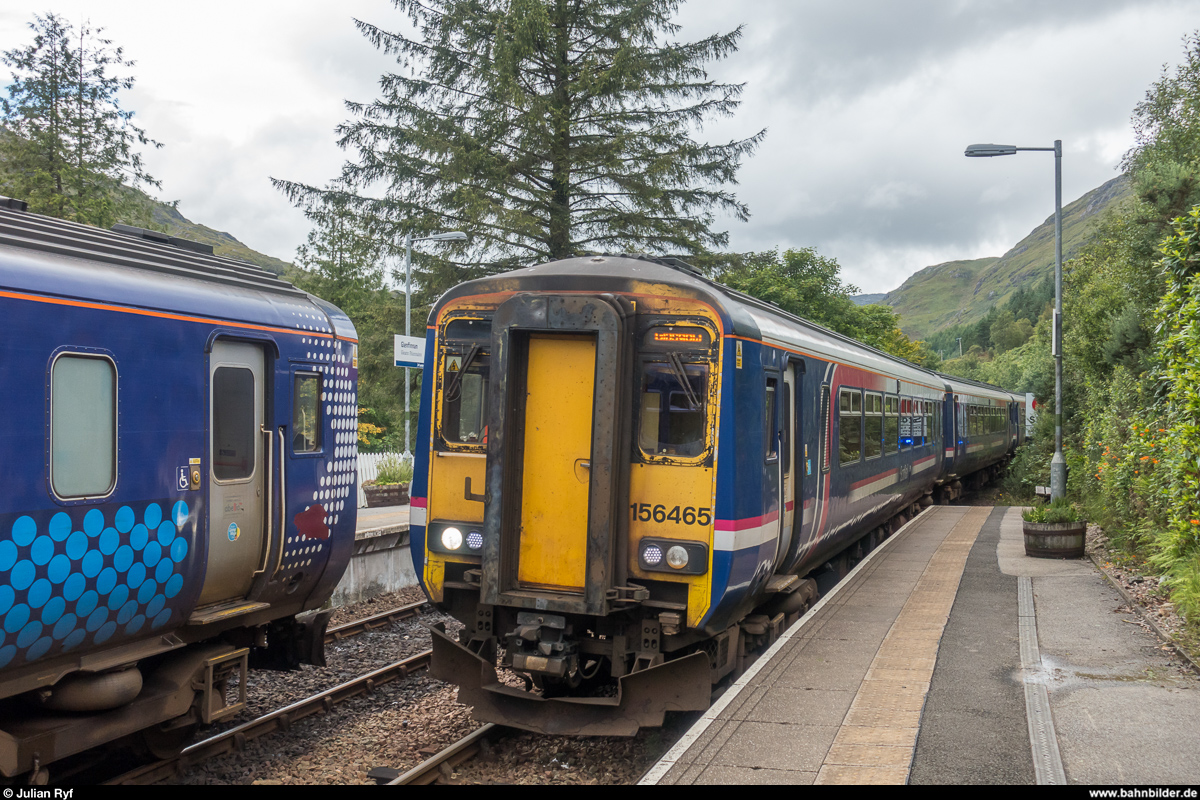 Abellio ScotRail 156 465, noch in alter First-ScotRail-Lackierung, erreicht am 25. August 2017 den Bahnhof Glenfinnan auf dem Weg von Mallaig nach Glasgow Queen Street. Im Personenverkehr auf der West Highland Line kommen ausschliesslich die Triebwagen der Class 156 zum Einsatz.