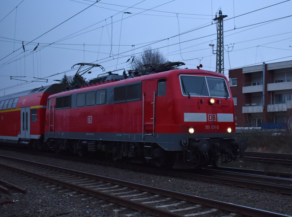 Abendbild der 111 011-3 die hier Rheydt Hbf mit einem RE4 nach Aachen Hbf verlässt. 6.2.2018