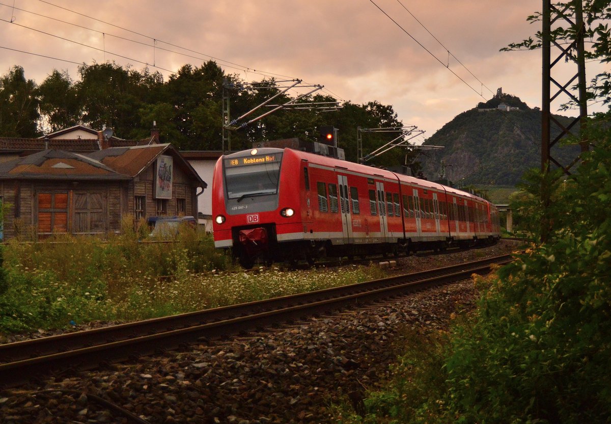 Abendbild aus Bad Hönnef.
Es zeigt einen nach Koblenz fahrenden RE8 Zug bei der Einfahrt.
Führungsfahrzeug ist der 425 097-3 am Abend des 21.8.2016