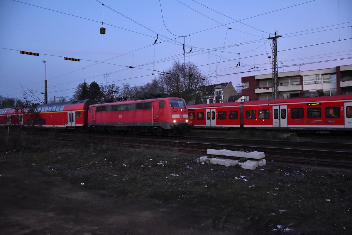 Abendliche Begegnung in Rheydt, die 111 061 zieht einen RE4 Verstärker nach Aachen Hbf aus dem Rheydter Hbf und im Hintergrund kommt ein verspäteter RE8 aus Koblenz eingefahren. 21.1.2019 