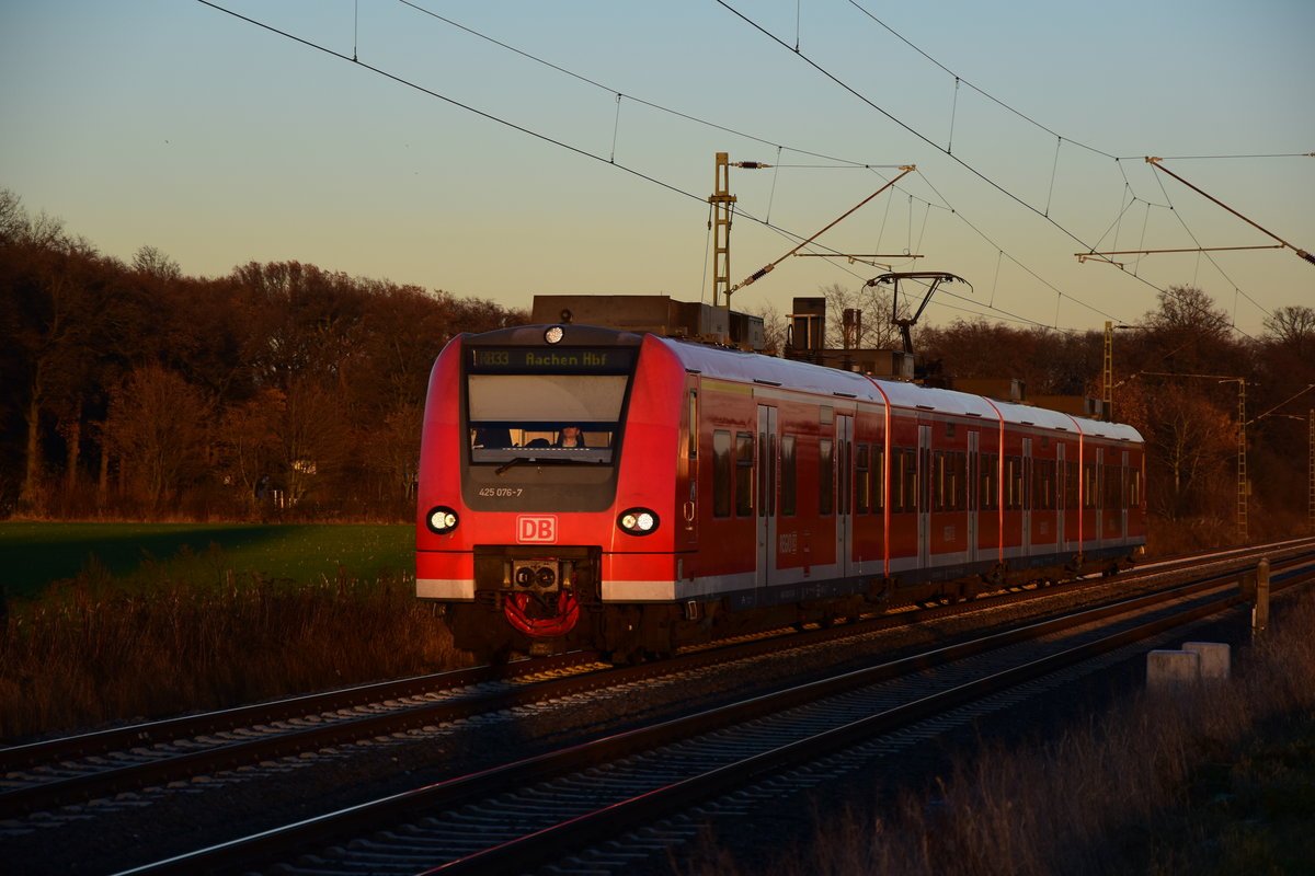 Abendlichtbild bei Anrath, kommt der 425 076-7 als RB33 nach Aachen vor die Linse des Fotografen. Sonntagspätnachmittag den 4.12.2016
