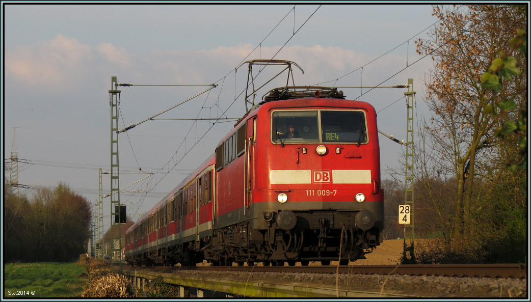Abendstimmung an der Kbs 485.Gleich ereicht der Wupper Express (RE 4) Geilenkirchen.
Bildlich festgehalten am 28.März 2014.