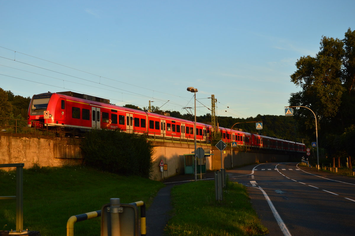 Abendstimmung in Leubsdorf mit einem nach Koblenz fahrenden RE8 am 7.8.2016