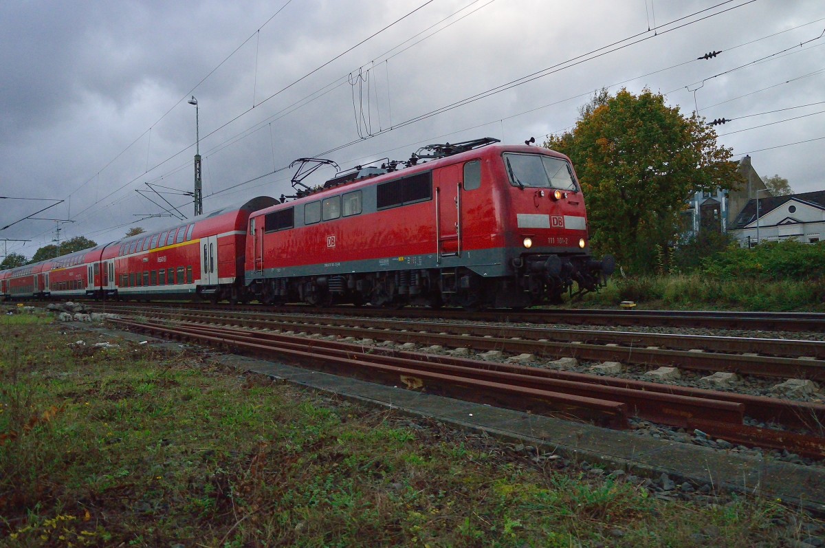 Abendstimmung in Rheydt, 111 101-2 ziehr einen RE4 gen Aachen aus dem Hbf. 21.10.2014