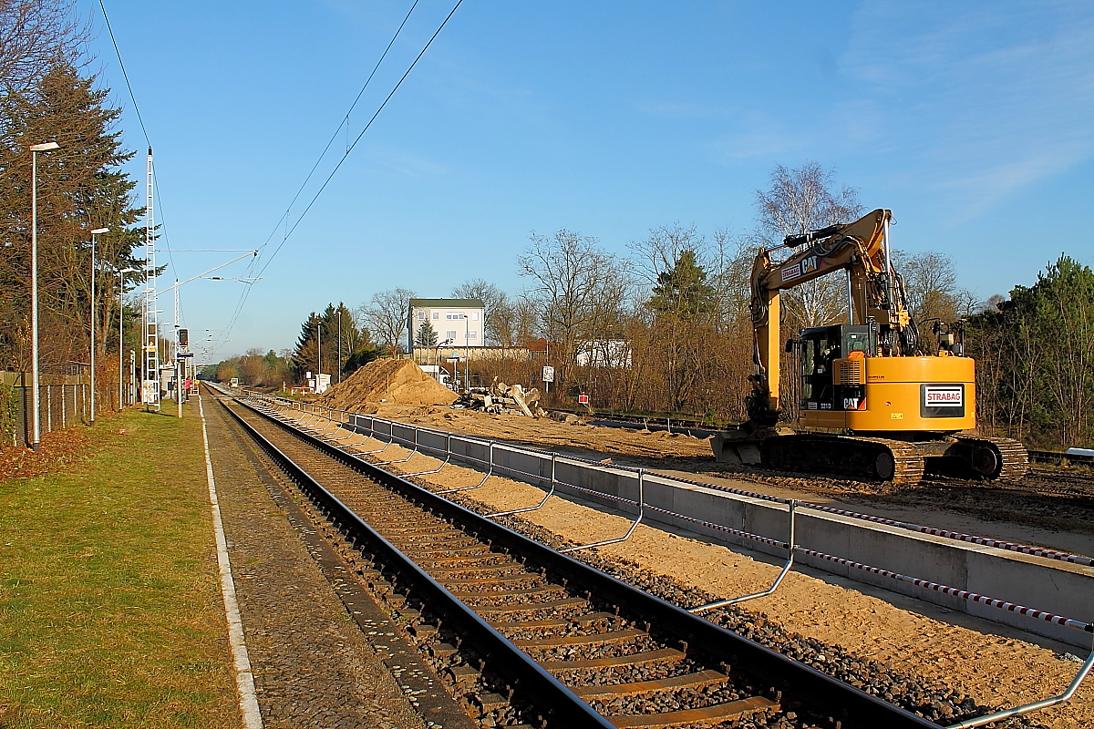 Aber es ensteht auch schon wieder etwas Neues. 29.11.2017.
Im Haltepunkt Sachsenhausen (Nordbahn) ist bereits die neue Bahnsteigkante zu erkennen.

