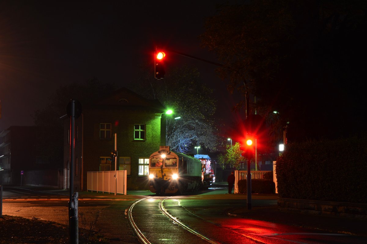 Abfahrbereit steht 247 050-8 um 2 Uhr im Anschluss des Trafowerkes in Mönchengladbach mit dem Trafozug GC62338 Rheydt Geneicken - Krefeld Linn als Lademaßüberschreitung Dora, weshalb er nur Nachts fahren darf.

Mönchengladbach 12.11.2017