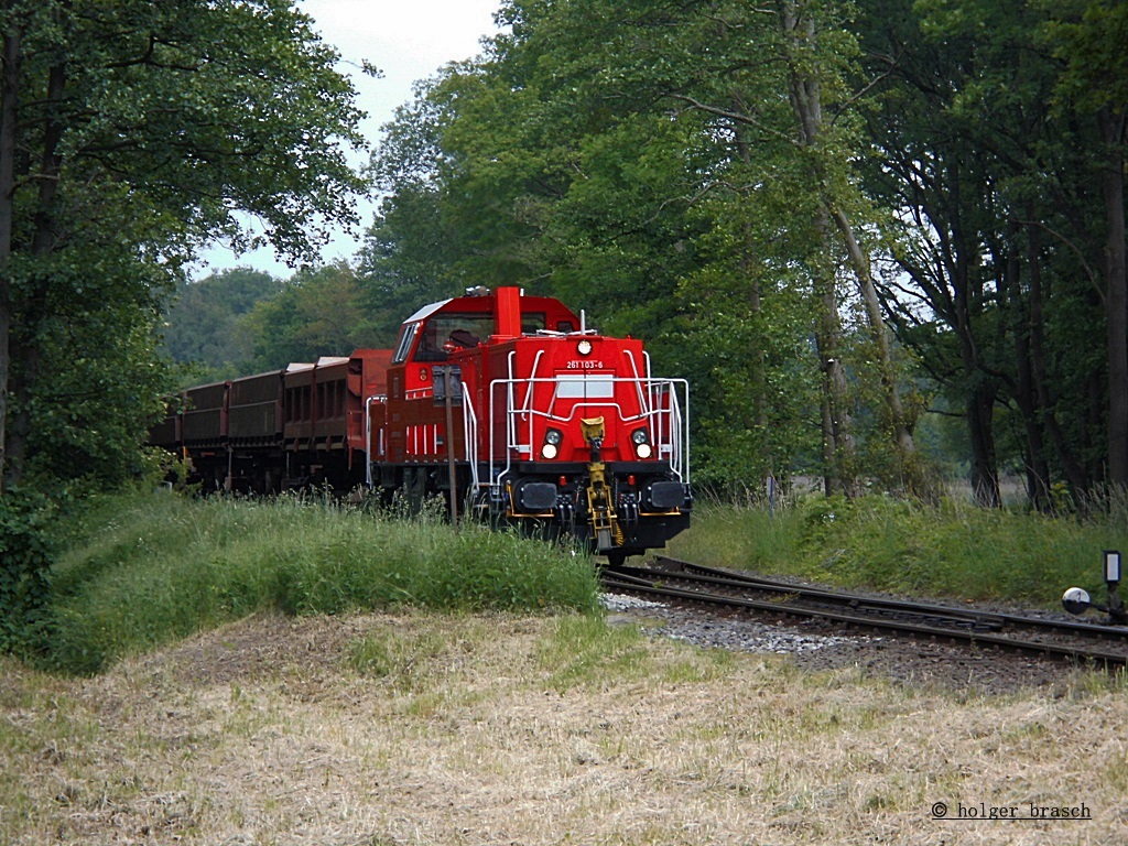 abfahrt der 261 103-6 mit einen schotterzug vom bhf glinde 11.06.13