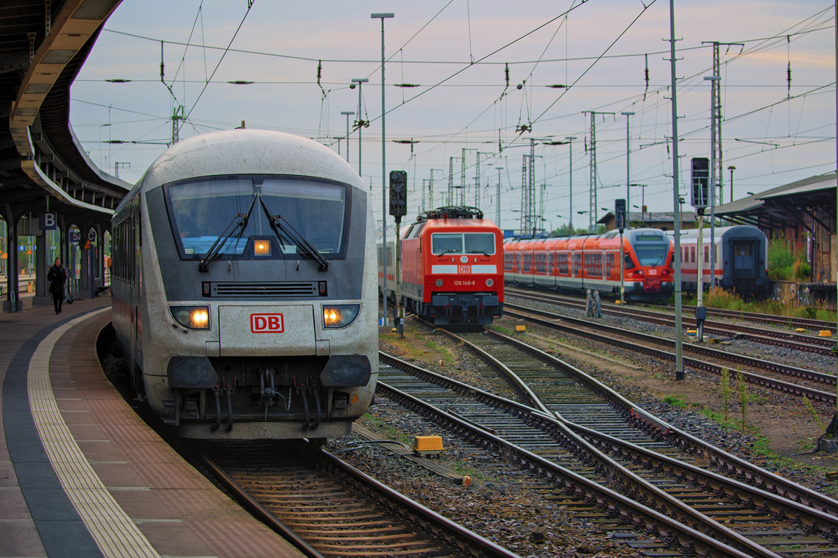 Abfahrt des IC 2373 auf Gleis 6 in Stralsund nach Karlsruhe, vorbei an einer Hundertzwanziger-Lok, die vor einem IC-Steuerwagen abgestellt wurde. - 01.10.2016