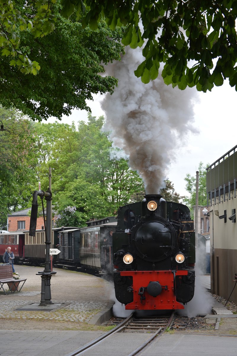 Abfahrt!!! Ein Museumszug der Selfkantbahn fährt aus Schierwaldenrath Richtung Stahe. Zur Zeit wird in Gillrath gebaut weshalb dort keine Fahrten hin stattfinden.

Schierwaldenrath 16.05.2016