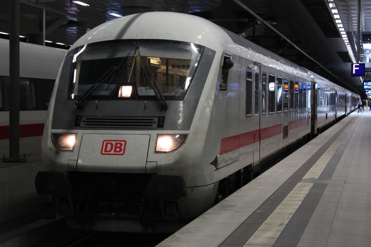 Abfahrt von IC2384 nach Berlin-Gesundbrunnen am 02.08.2016 in Berlin Hauptbahnhof. 