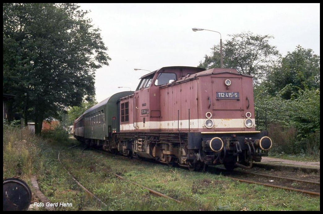 Abfahrtbereit steht hier der Personenzug nach Graal Müritz, KBS 950, am 3.10.1991 um 10.55 Uhr in Rövershagen. Der Zug wurde von 112415 gebracht, welche nun im  Sandwich  ihrer Schwestermaschine bei der Rückfahrt nachläuft.