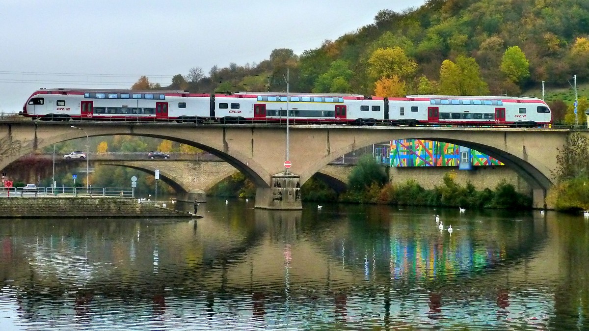 Abgebügelter CFL 23xx Kiss von Wasserbillig (Luxemburg) nach Wasserbilligerbrück (Deutschland) auf der Brücke über die Sauer beim Umschalten von 25kV auf 15 kV. 31.10.2015