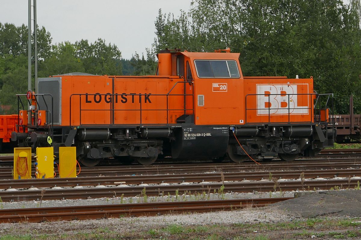 Abgestellt und an den Strom angeschlossen. 214 028-3 der BBL LOGISTIK GmbH am 03.09.2018 in Aulendorf.