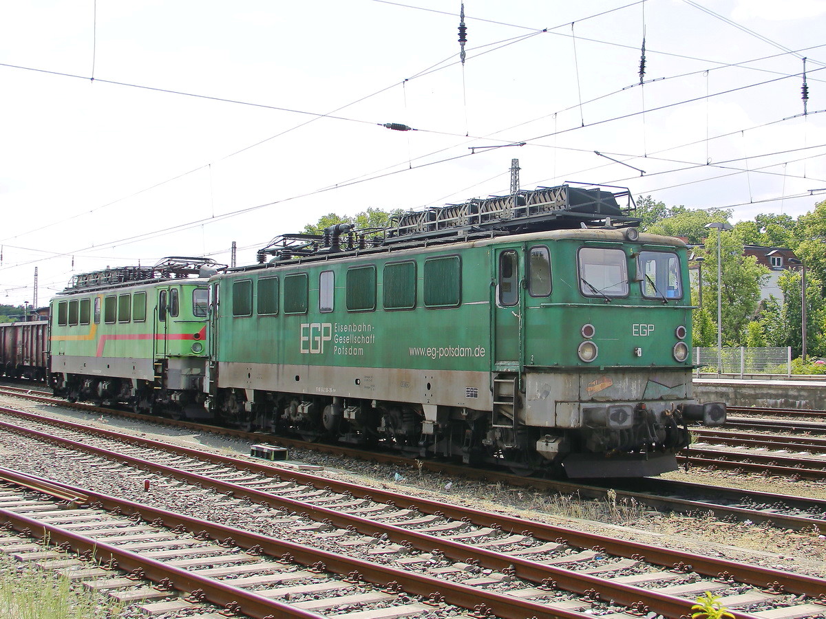 Abgestellt im Bereich des Bahnhof Königs Wusterhausen stehen 91 80 6142 150 - 2 D - EGP und 91 80 6142 133 - 8 D - EGP am 25. Mai 2018. 