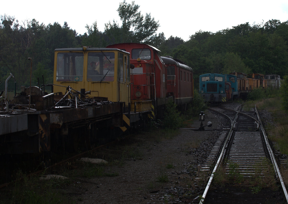 Abgestellt in Brieske bei Senftenberg, wohl zur Verschrottung, nicht zur Aufarbeitung, verschiedene Lokomotiven. 12.06.2016  14:47 Uhr (Kamera über den Zaun gehalten) 