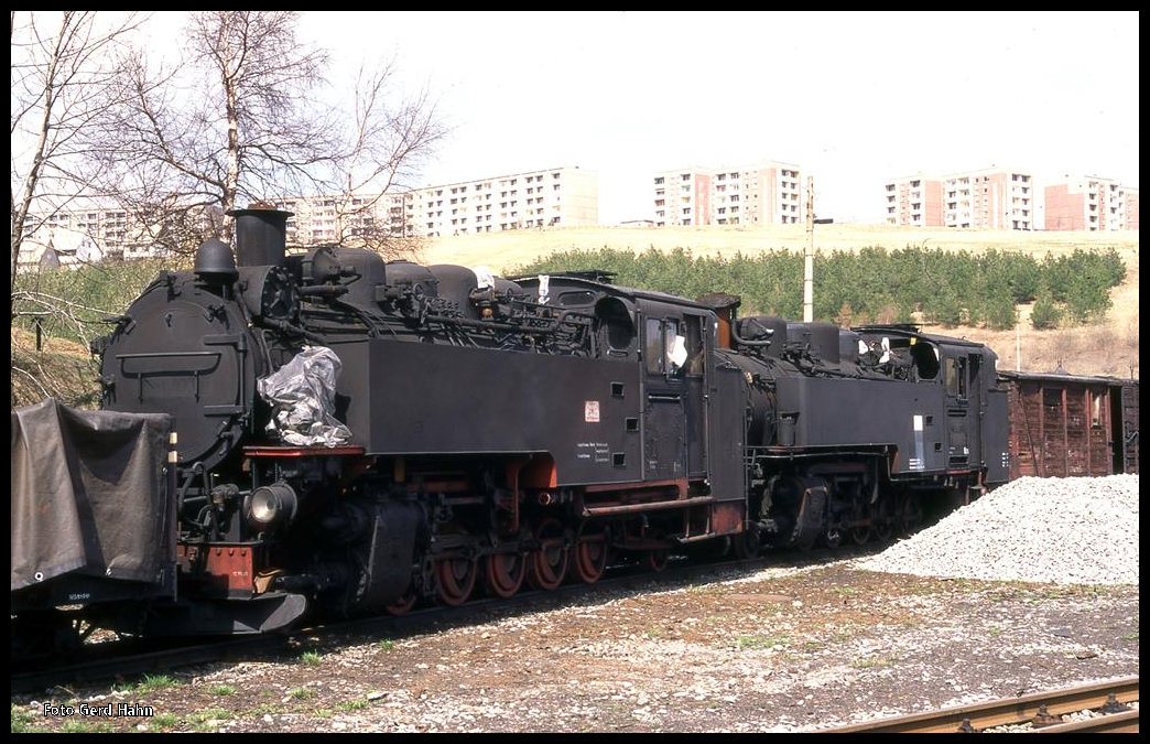 Abgestellte 99ziger Dampfloks der Schmalspurbahn am Fichtelberg im Depot und Endbahnhof Oberwiesenthal am 27.04.1996. Die Loknummern sind mir leider nicht bekannt.