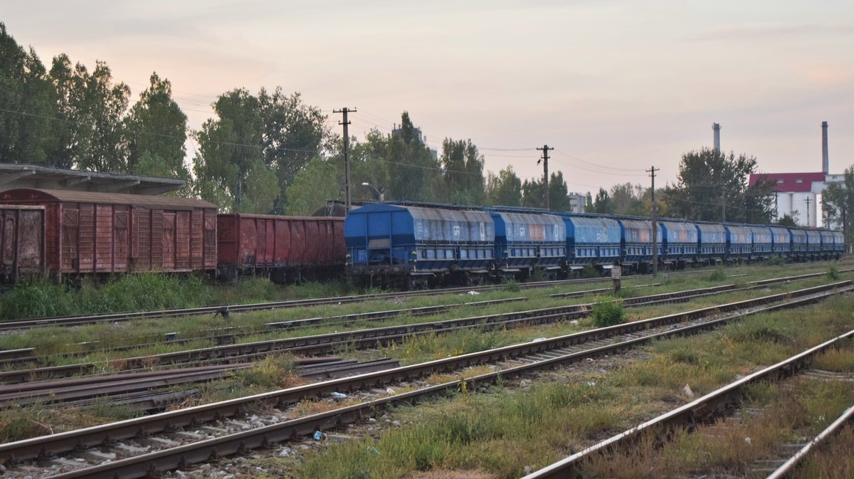 Abgestellte Güterwagen im Bahnhof Slobozia am späten Abend des 30.09.2017.