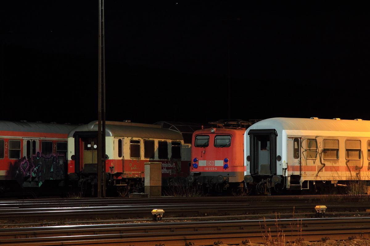 Abgestellte Wagen und die 110 223-5 im Lichtenfelser Bahnhof am 29.03.2016.