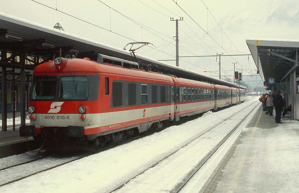 Abschied vom 4010: 4010 016-6 ist im Februar 2005 aus Graz kommend in Bischofshofen eingetroffen. Das war leider meine letzte Fahrt mit diesem schönen und komfortablen Zug.