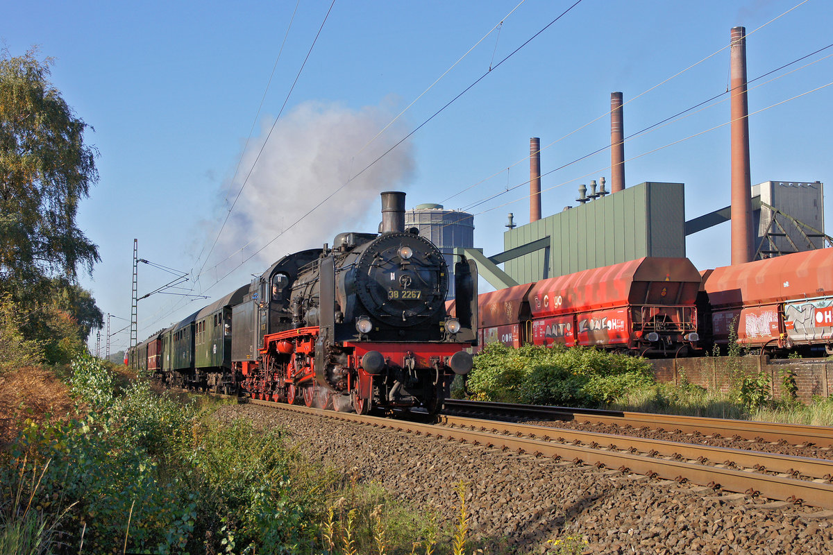 Abschied - Lokomotive 38 2267 auf der letzten Tour vor der HU am 14.10.2017 in Bottrop.