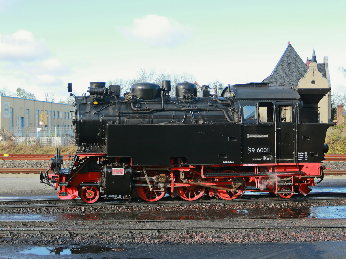 Abschließender Blick bei Sonnenschein in Wernigerode am 06. November 2017 auf 99 6001 