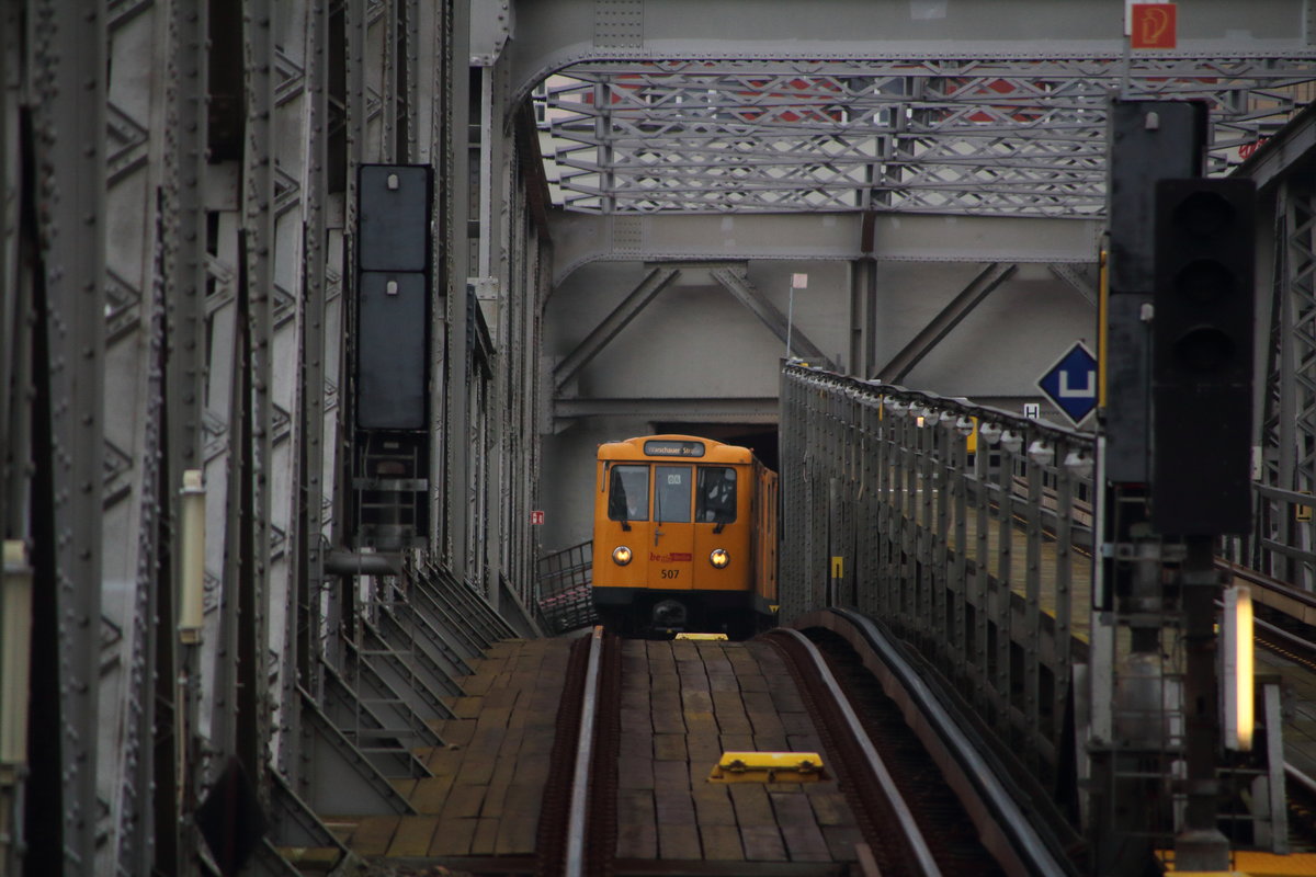 Achterbahnfahren mit der U1. -
Ein bisschen wie eine Achterbahn wirkt hier die Tunnelausfahrt der Linie U1(Uhlandstraße - Warschauerstraße) an der Haltestelle Gleisdreieck.

Berlin Gleisdreieck, 14. Dezember 2016