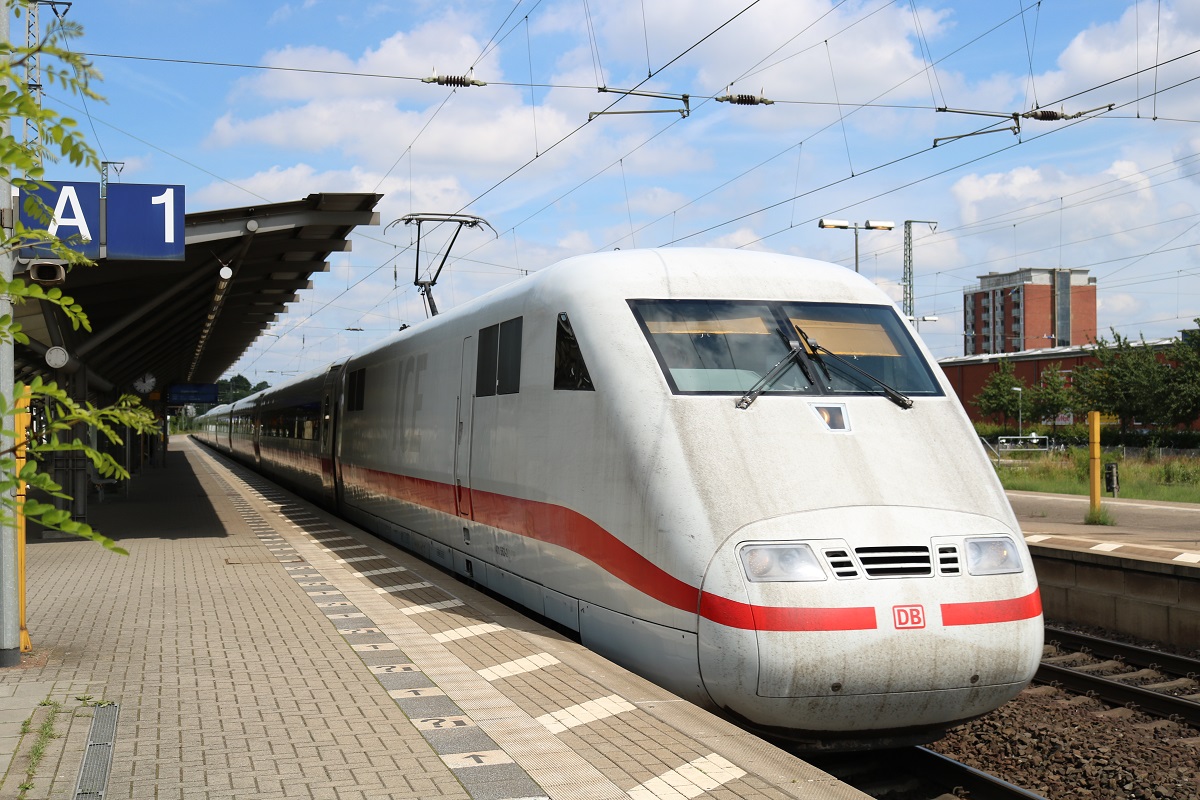Achtung am Gleis 1: Ein Zug fährt durch! Heute: 401 563-2 (Tz 163) als ICE 937 (Linie 22) von Hamburg-Altona nach Stuttgart Hbf bei der Durchfahrt im Bahnhof Lüneburg auf der Bahnstrecke Hannover–Hamburg (KBS 110). [6.7.2017 - 11:58 Uhr]
Und Fotografen aufgepasst: Ab 1.8.2017 werden durchfahrende Züge am dortigen Gleis 1 nicht mehr gesondert angekündigt.
