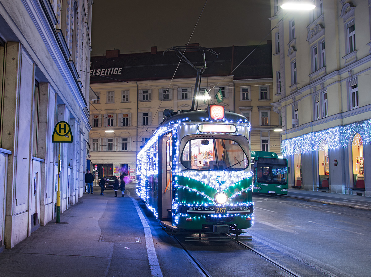 Acuh am 26.11.2016 am ersten Adventsamstag war der TW 267 wieder fleißig als Adventbim in der Grazer Innenstadt unterwegs und konnte hier in der Schmiedgasse festgehalten werden bei einer kleinen Pause. 