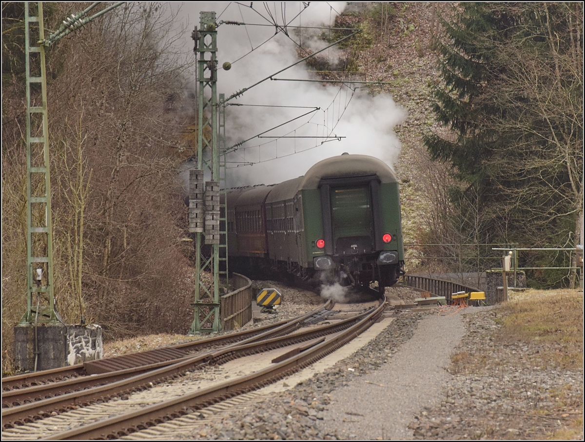 Adventsfahrt der EFZ mit 01 519, hier mal der Zugschluss bei Einfahrt in den Hohensteintunnel. Talhausen, Dezember 2018.