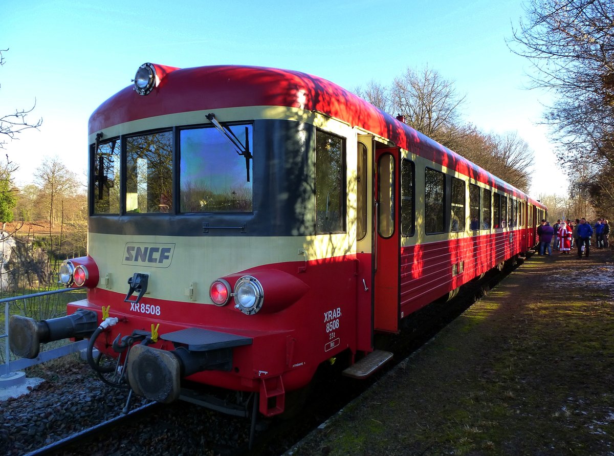 Adventsonderzug am Bahnhof von Neubreisach (Neuf-Brisach) im Elsa wartet auf die Abfahrt, 10.Dez.2016