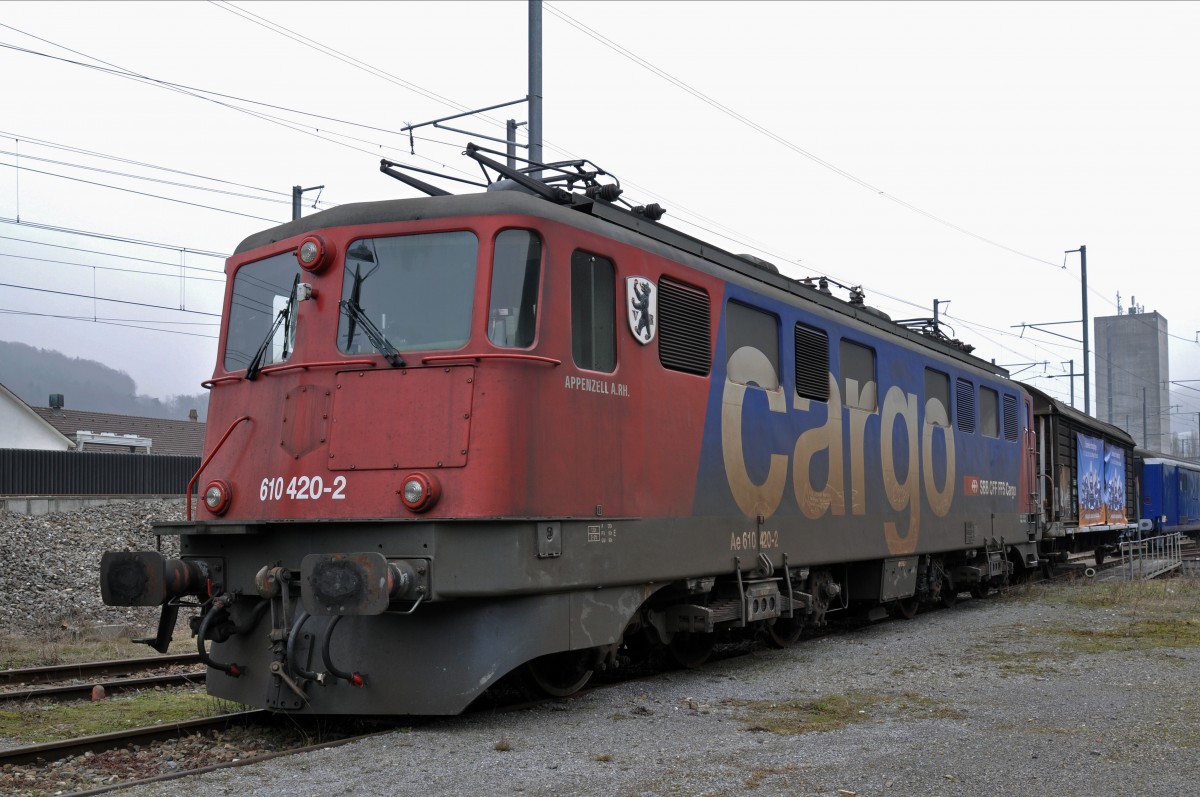 Ae 610 420-2 ist beim Bahnhof Sissach abgestellt. Die Aufnahme stammt vom 17.02.2015.