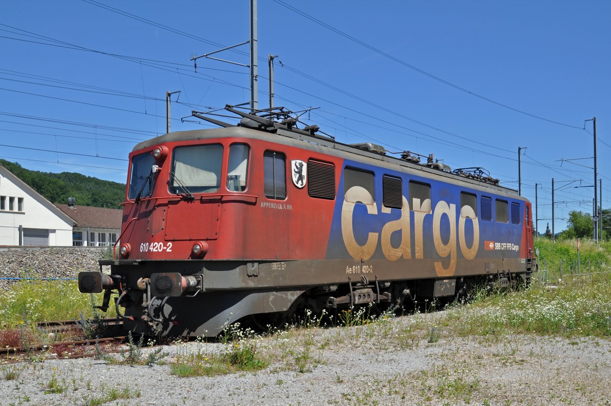 Ae 610 420-2 von SBB Cargo ist beim Bahnhof Sissach abgestellt. Die Aufnahme stammt vom 28.06.2015.