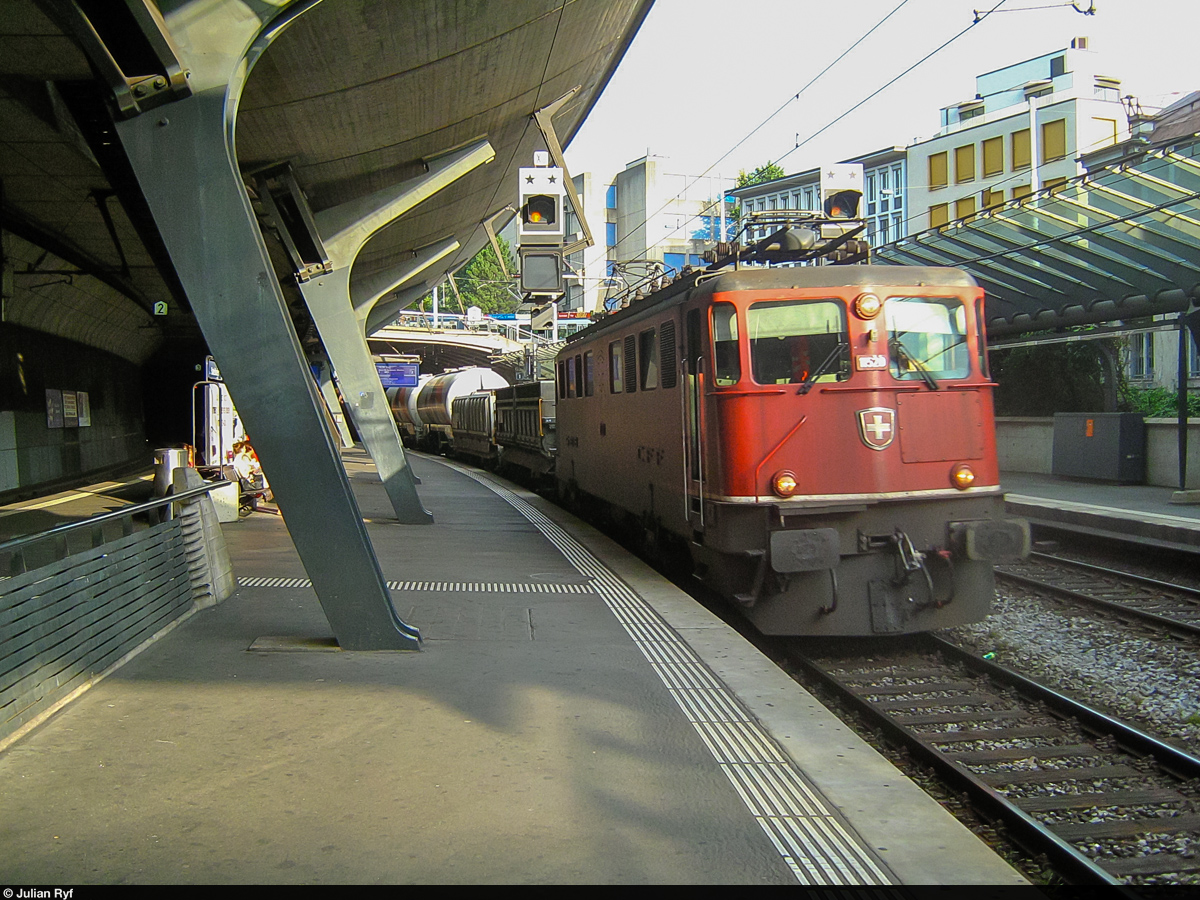 Ae 6/6 11520 durchfährt am 27. Juli 2012 den Bahnhof Zürich Stadelhofen. Güterzüge sind auf der Kernstrecke der S-Bahn Zürich äusserst selten anzutreffen, da diese in der Regel sehr stark ausgelastet ist.