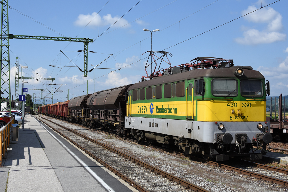 Äußerst selten kommen die Loks der Reihe 430 nach Österreich. Heute bespannte GySEV 430 330 den gut ausgelasteten 45362 nach Sopron Rendezö. Deutschkreutz, 30.08.2016 