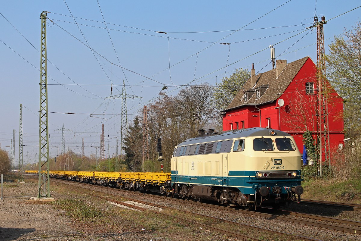 Aggerbahn 215 082 (225 082) am 27.3.14 mit einem Flachwagenzug in Ratingen-Lintorf.
