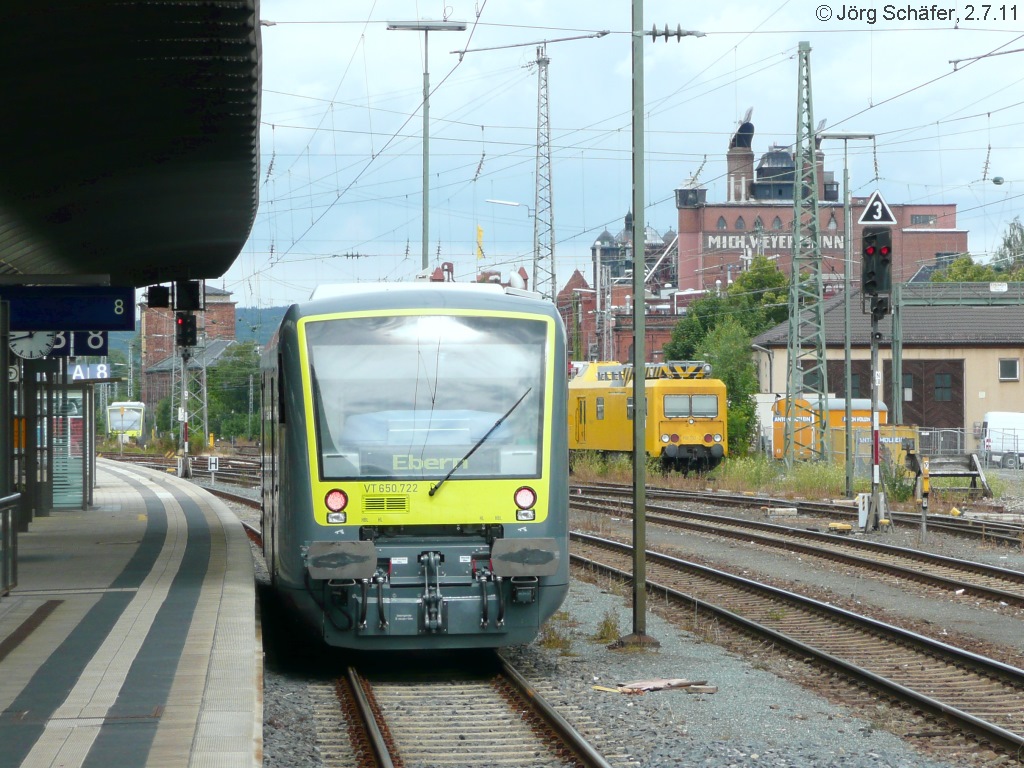 agilis-VT 650 732 stand am 2.7.11 in Bamberg auf Gleis 8 für die nächste Fahrt nach Ebern bereit. Im Hintergrund ein weiterer agilis VT und ein Turmtriebwagen im östlichen Bahnhofsbereich.
