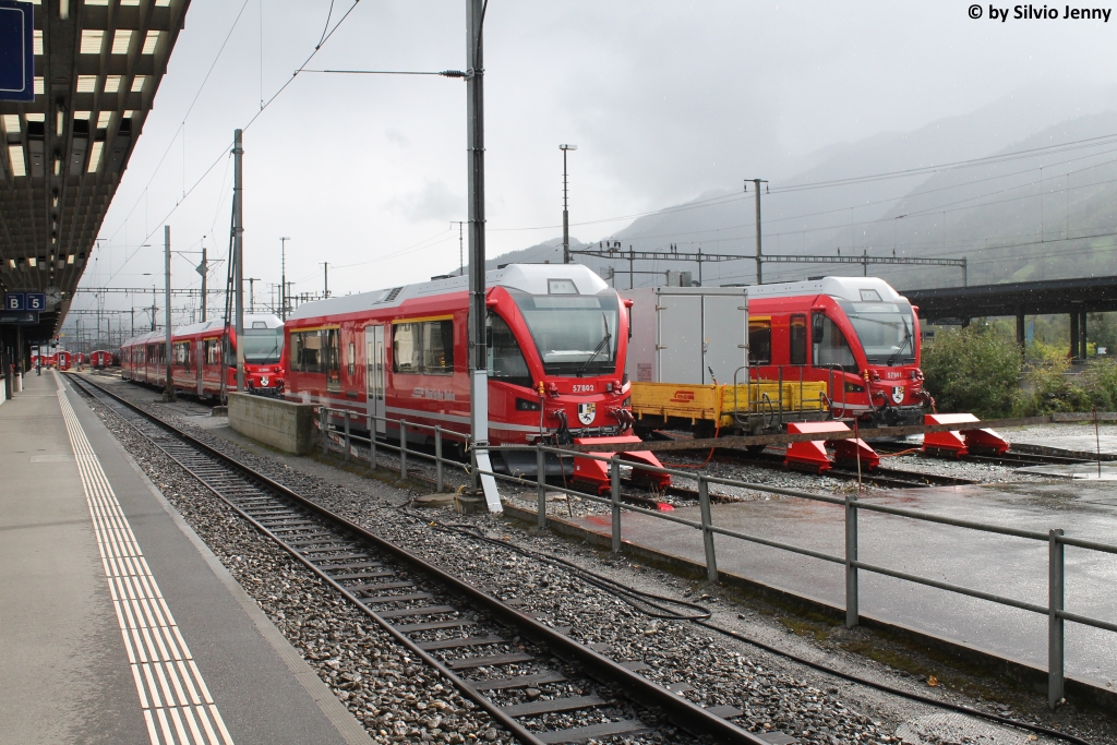 Ait 57803 (links hinten), 57802 und 57801 (rechts, halb verdeckt) am 12.9.2017 in Landquart während Test- und Inbetriebssetzungsfahrten. Mit 3 von 5 Ait 578 ist mehr als die Hälfte dieser Flotte auf einem Bild zu sehen.