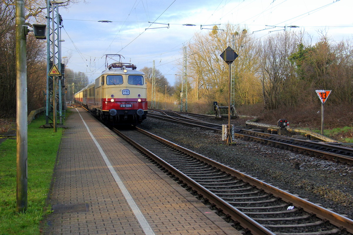 AKE E10 1309 kommt mit einem AKE-Rheingold von Köln-Hbf über Aachen-Hbf nach Papenburg und und kommt aus Richtung Achen-Hbf,Aachen-Schanz,Aachen-West,Laurensberg,Richterich und fährt durch Kohlscheid in Richtung Herzogenrath,Hofstadt,Finkenrath,Rimburg,Übach-Palenberg,Zweibrüggen,Frelenberg,Geilenkirchen,Süggerath,Lindern,Brachelen,Hückelhoven-Baal,Baal,Erkelenz,Herrath,Beckrath,Wickrath,Rheydt. Aufgenommen vom Bahnsteig 1 in Kohlscheid. 
Bei schönem Sonnenscheinund Regenwolken am Kalten Morgen vom 5.4.2018.