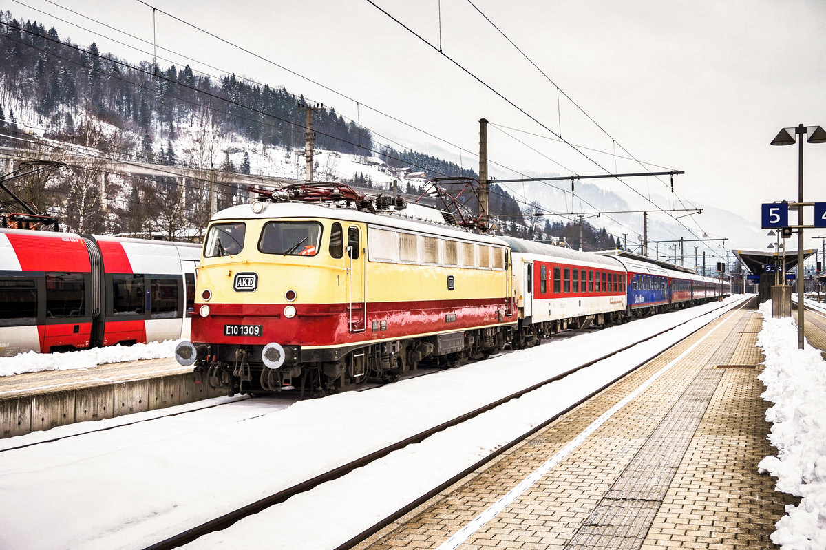 AKE E10 1309 steht mit dem Alpen-Express, nach dem Stürzen in Bischofshofen, wieder abfahrtbereit für die abendliche Leerfahrt nach Schladming.
Aufgenommen am 10.2.2018.