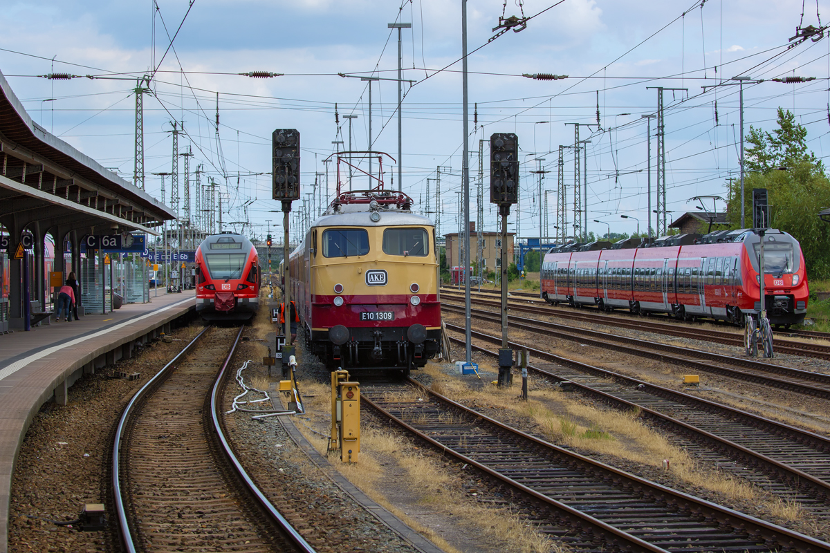AKE Rheingold eingerahmt von DB Regio Triebwagen in Stralsund. - 26.06.2016