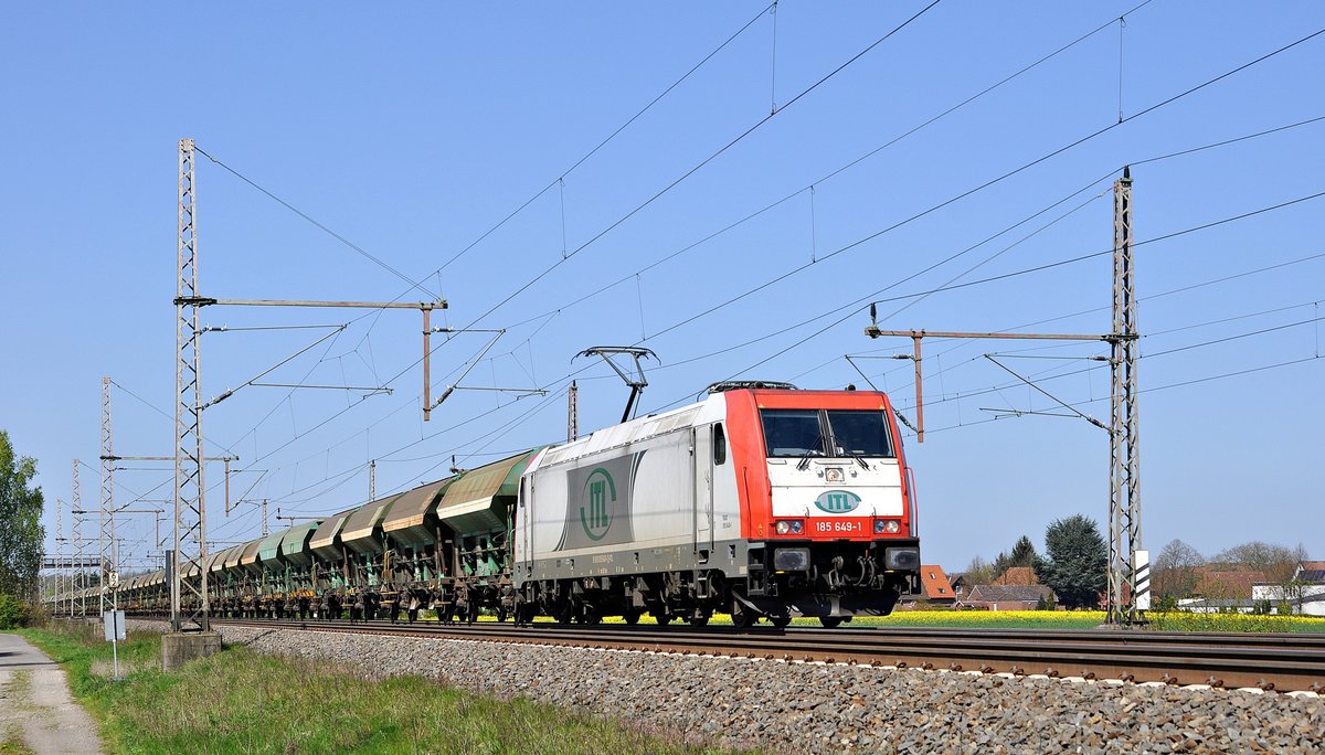 Akiem 185 649, vermietet an ITL, schleppt am 21.04.16 mit einen Schttgutwagenzug durch Dedensen-Gmmer in Richtung Hannover.