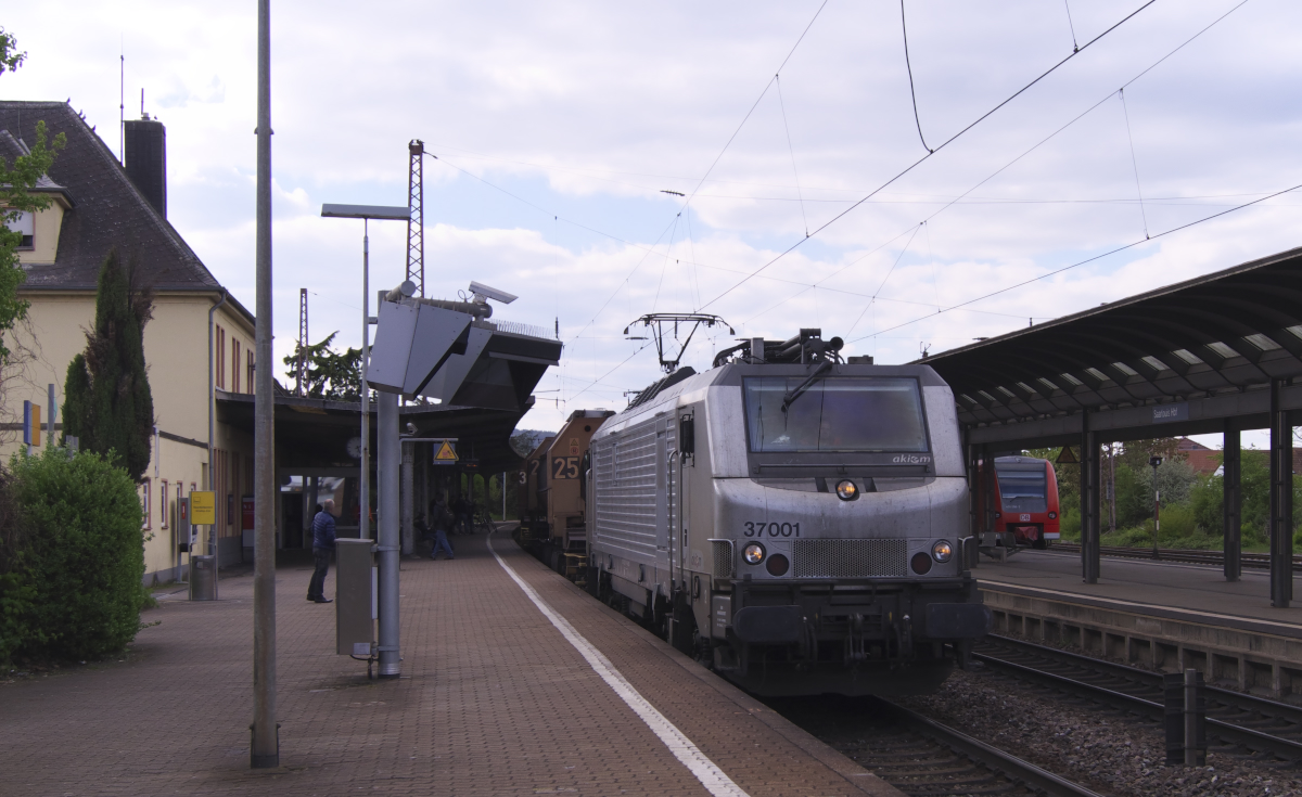 Akiem 37001 bringt den Suppenpendel (Flüssigeisenzug) von der Dillinger Hütte nach Völklingen. Durch Bauarbeiten an einer Fußgängerunterführung wurde zwischen Dillingen und Saarlouis eingleisig gefahren, daher konnte die Suppe nicht in Dillingen Süd auf die Saarstrecke einfahren. Um das Kopfmachen im Bahnhof Dillingen zu umgehen wurde im Sandwich gefahren, hinten schob die leider unsichtbare 37018 von Akiem. 19.04.2017 Saarlouis Hbf.