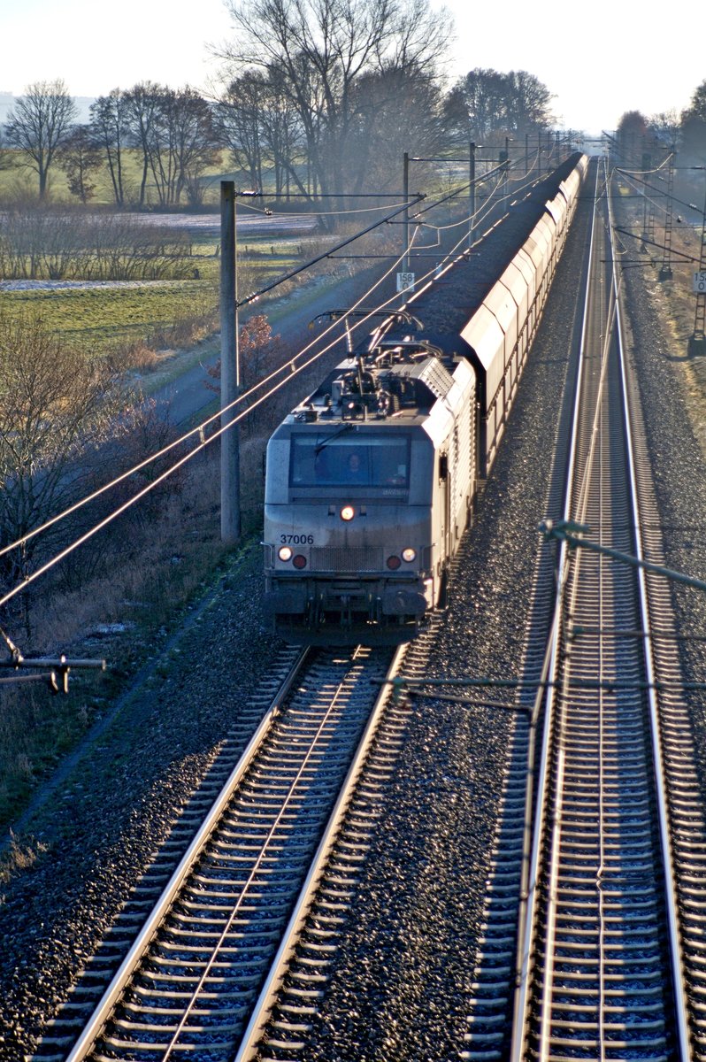 Akiem 37006, vermietet an Captrain Deutschland, mit Kokszug Bottrop Süd - Bremen Stahlwerke (Hüde,  05.12.16).