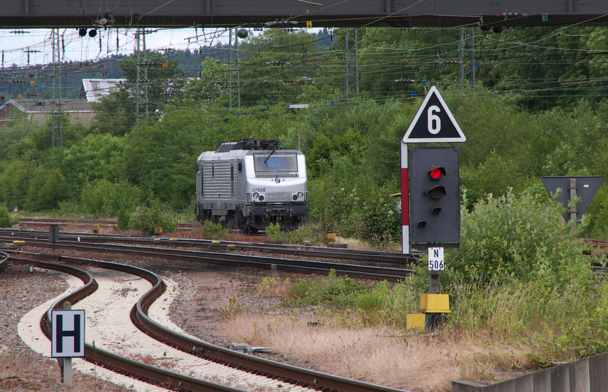 Akiem 37028 war an der Peripherie des Homburger Hauptbahnhofs abgestellt.
Die Prima von Akiem befördern im Saarland Züge von Saarrail dem Bahnunternehmen der Saarstahl AG. 05.06.2014